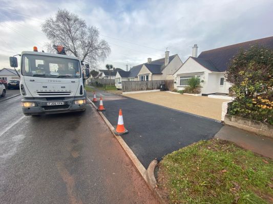 Lorry_on_Torquay_Kerb.jpeg